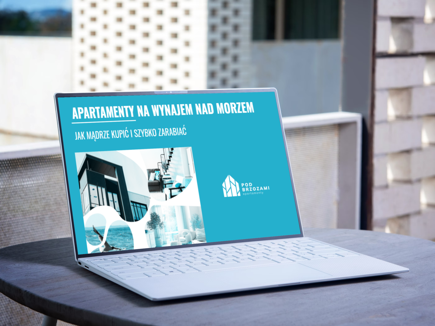 otwarty laptop na stoliku z wyświetloną okładką poradnika na ekranie